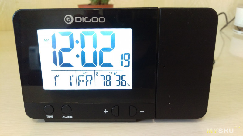 Digoo DG-C10 беспроводные часы с проекцией и USB для зарядки.