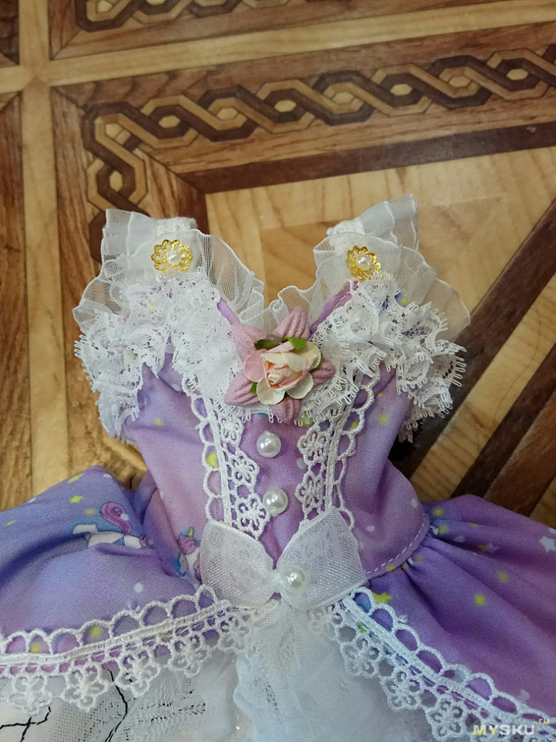 Кружевное платье для куклы