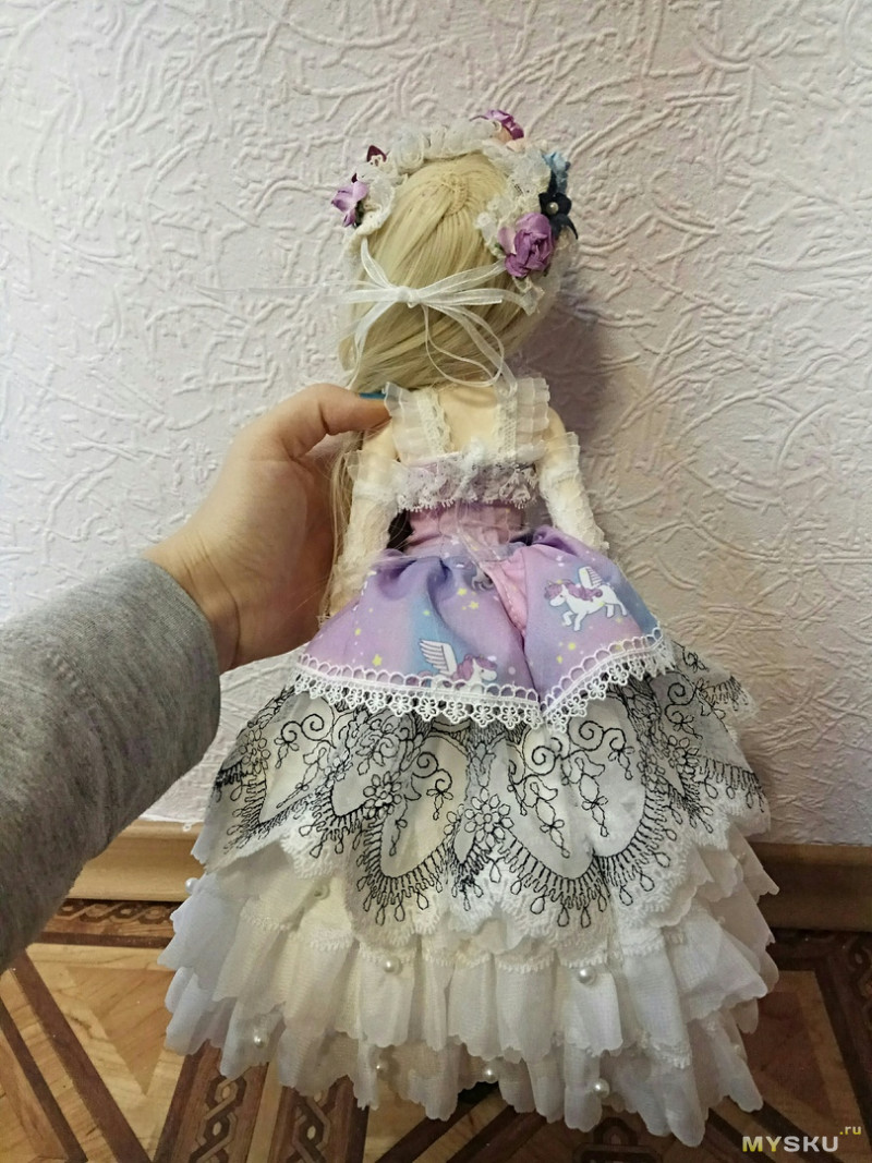 Кружевное платье для куклы