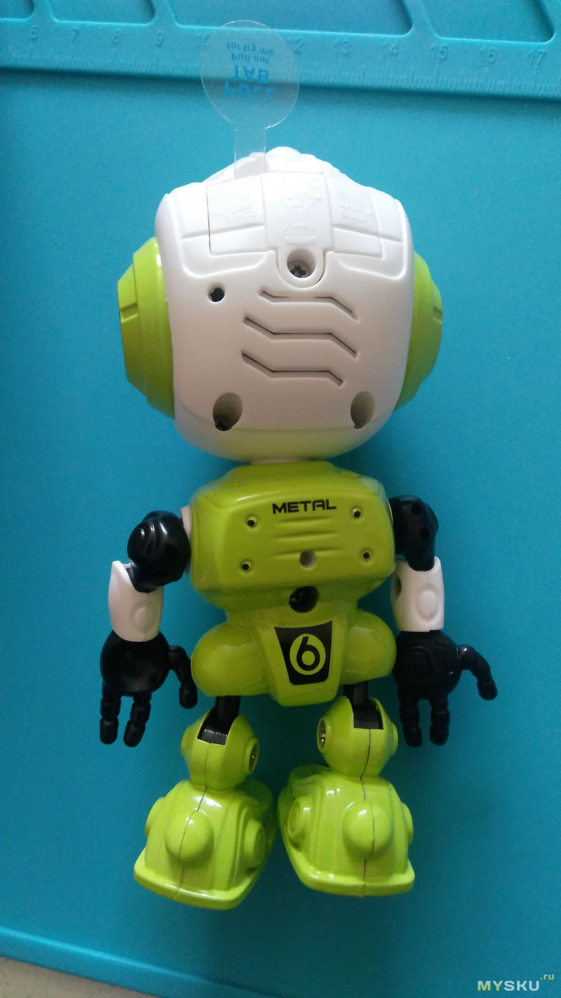 Детская игрушка робот - повторяшка.