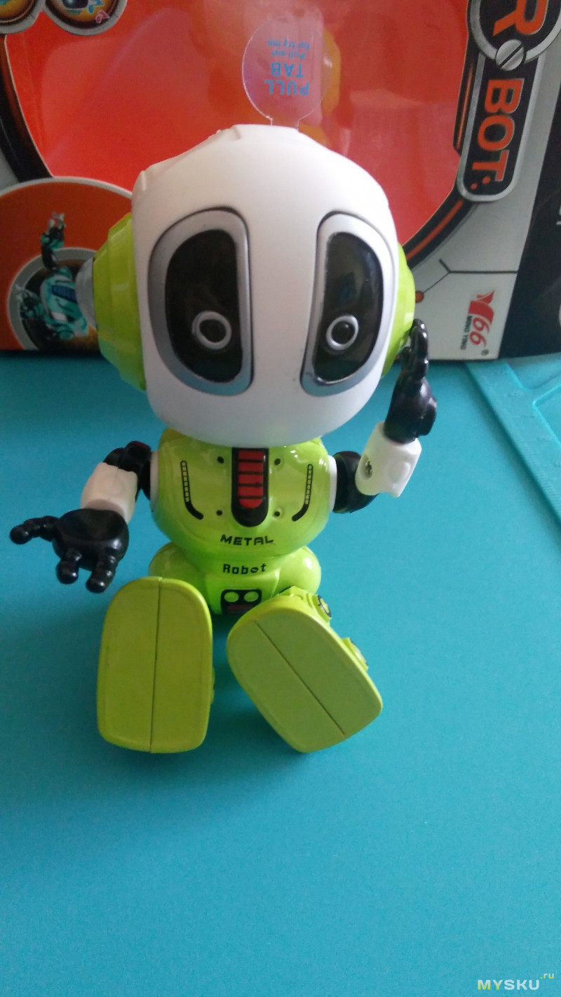 Детская игрушка робот - повторяшка.