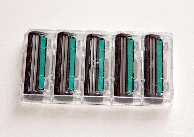 Бритвенный станок с набором из 30 двухлезвийных кассет