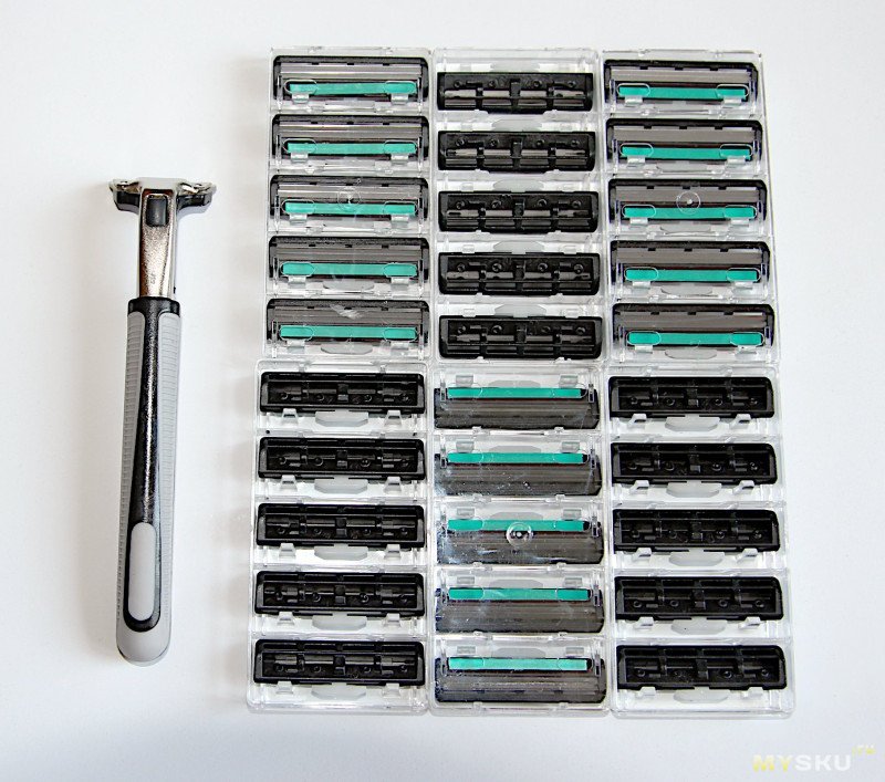 Бритвенный станок с набором из 30 двухлезвийных кассет